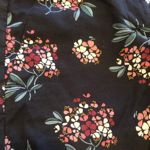 Loft Floral Shorts 🌸💐🌷🌼 - Picture 3 of 8